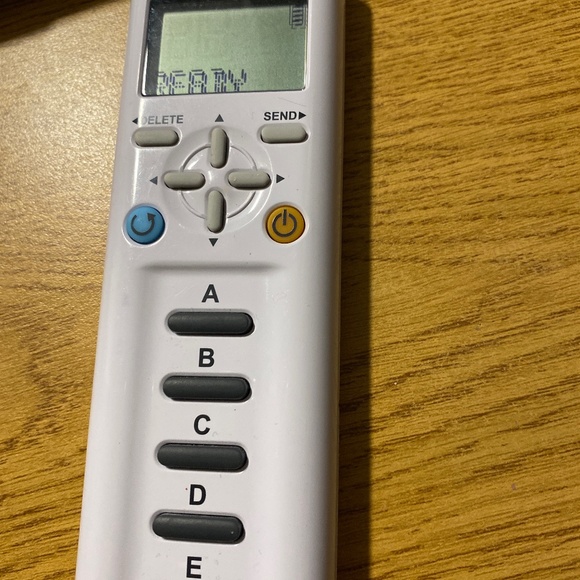 iClicker 2 Student Remote in Excellent condition! With batteries - Picture 4 of 4